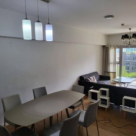 Luxury @ Bgc Sleeps 6 Comfortably Fast Wifi Pool! Lägenhet Manila Exteriör bild