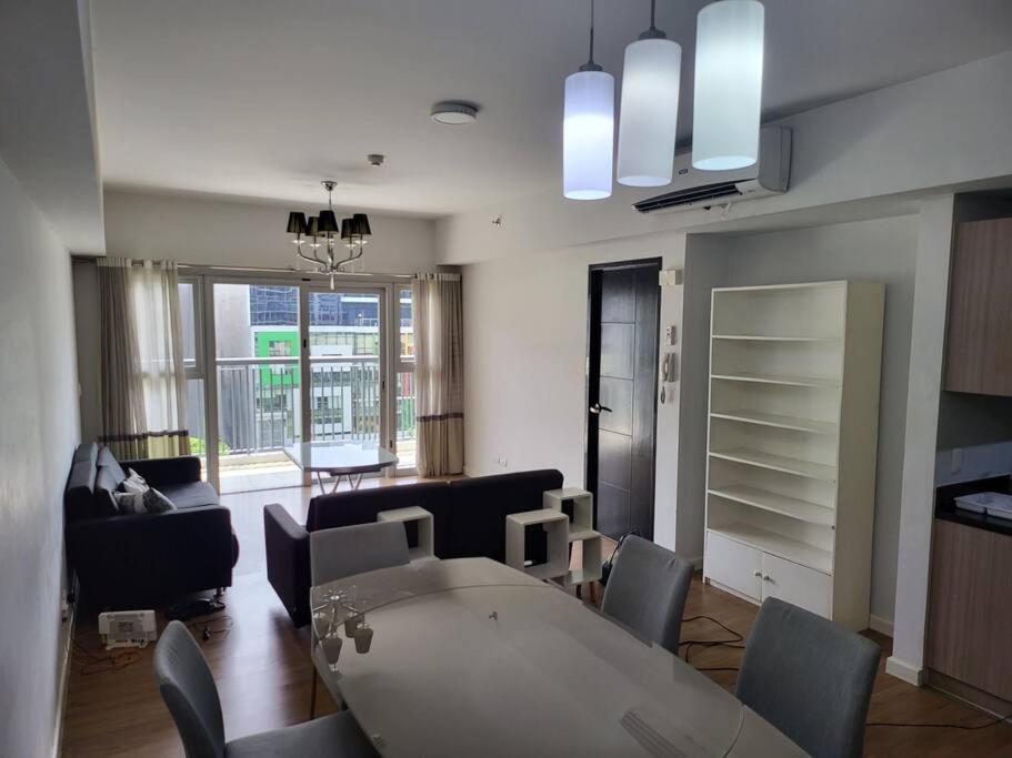 Luxury @ Bgc Sleeps 6 Comfortably Fast Wifi Pool! Lägenhet Manila Exteriör bild