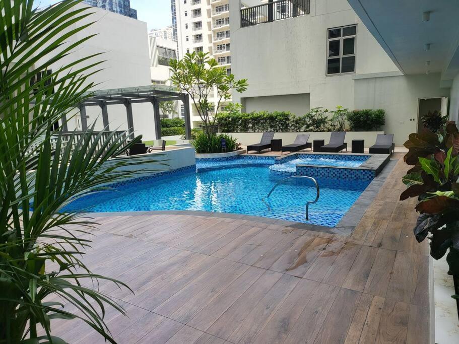 Luxury @ Bgc Sleeps 6 Comfortably Fast Wifi Pool! Lägenhet Manila Exteriör bild