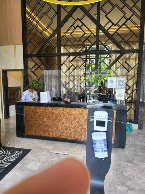 Luxury @ Bgc Sleeps 6 Comfortably Fast Wifi Pool! Lägenhet Manila Exteriör bild