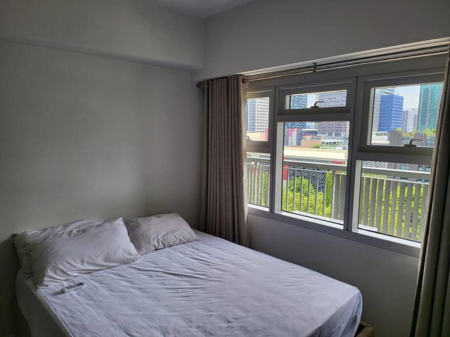 Luxury @ Bgc Sleeps 6 Comfortably Fast Wifi Pool! Lägenhet Manila Exteriör bild