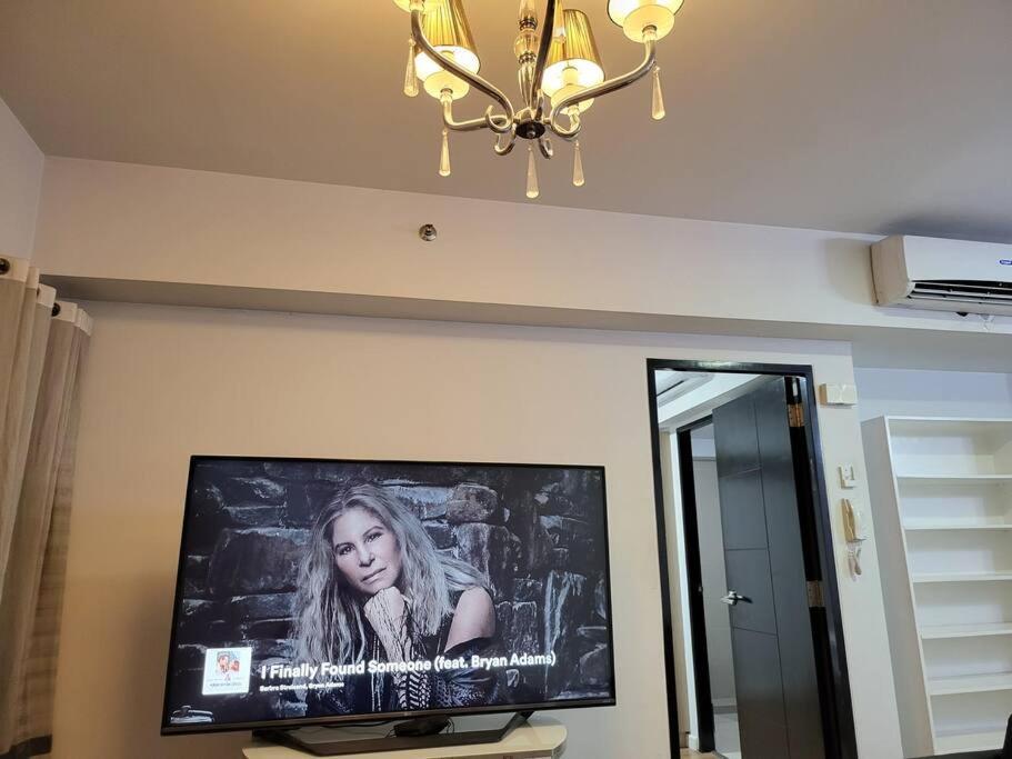 Luxury @ Bgc Sleeps 6 Comfortably Fast Wifi Pool! Lägenhet Manila Exteriör bild