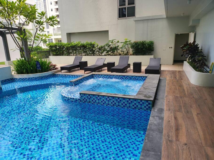 Luxury @ Bgc Sleeps 6 Comfortably Fast Wifi Pool! Lägenhet Manila Exteriör bild