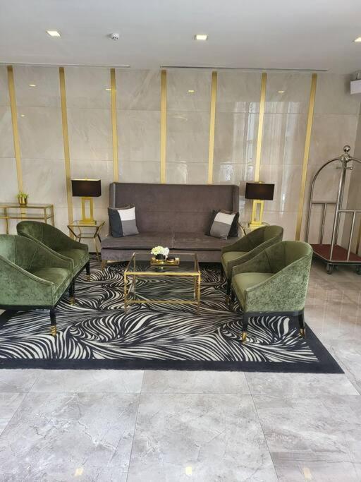 Luxury @ Bgc Sleeps 6 Comfortably Fast Wifi Pool! Lägenhet Manila Exteriör bild