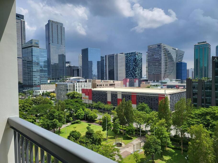 Luxury @ Bgc Sleeps 6 Comfortably Fast Wifi Pool! Lägenhet Manila Exteriör bild