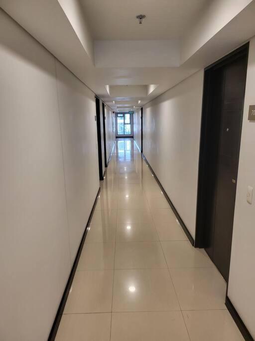 Luxury @ Bgc Sleeps 6 Comfortably Fast Wifi Pool! Lägenhet Manila Exteriör bild