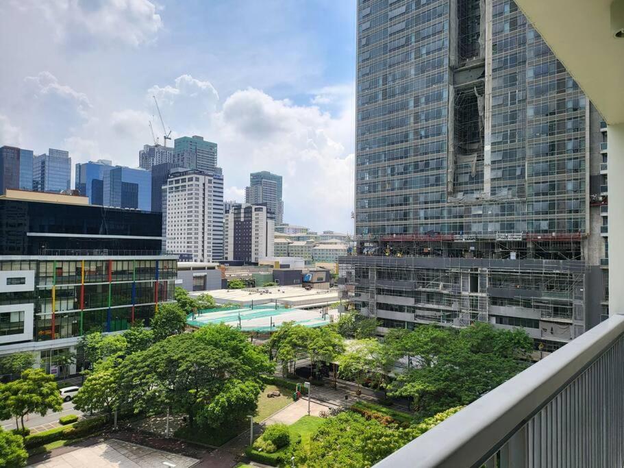 Luxury @ Bgc Sleeps 6 Comfortably Fast Wifi Pool! Lägenhet Manila Exteriör bild
