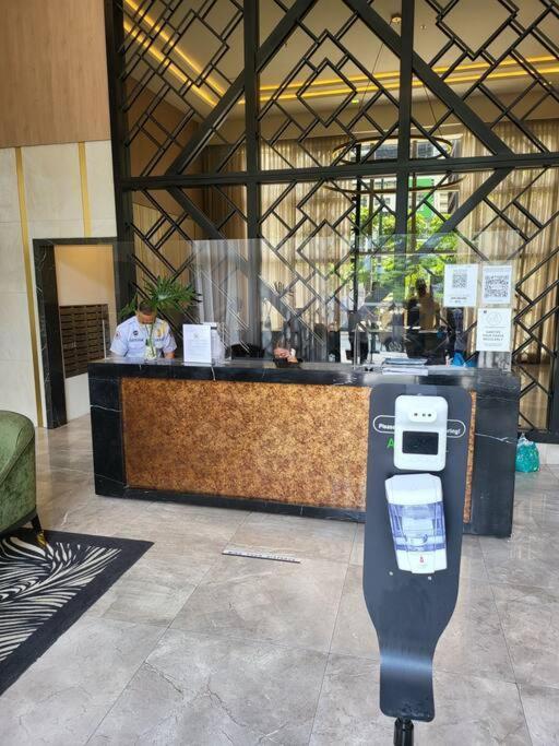 Luxury @ Bgc Sleeps 6 Comfortably Fast Wifi Pool! Lägenhet Manila Exteriör bild