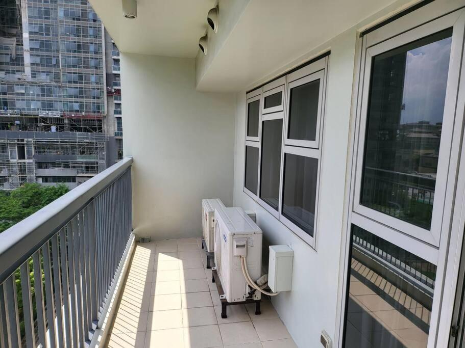 Luxury @ Bgc Sleeps 6 Comfortably Fast Wifi Pool! Lägenhet Manila Exteriör bild