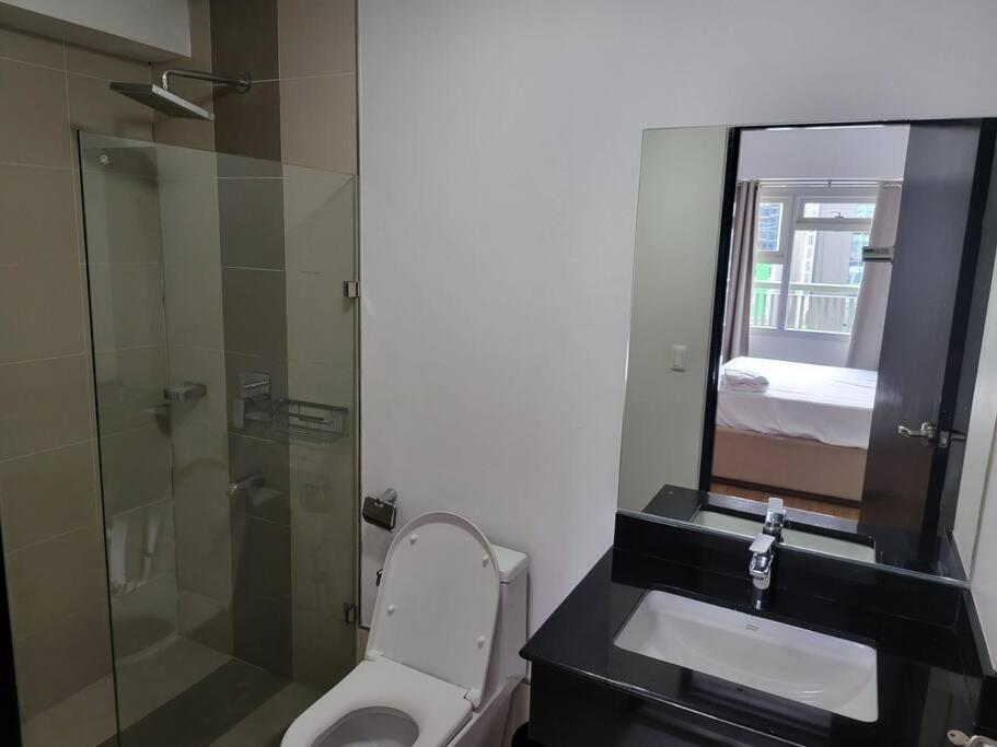 Luxury @ Bgc Sleeps 6 Comfortably Fast Wifi Pool! Lägenhet Manila Exteriör bild