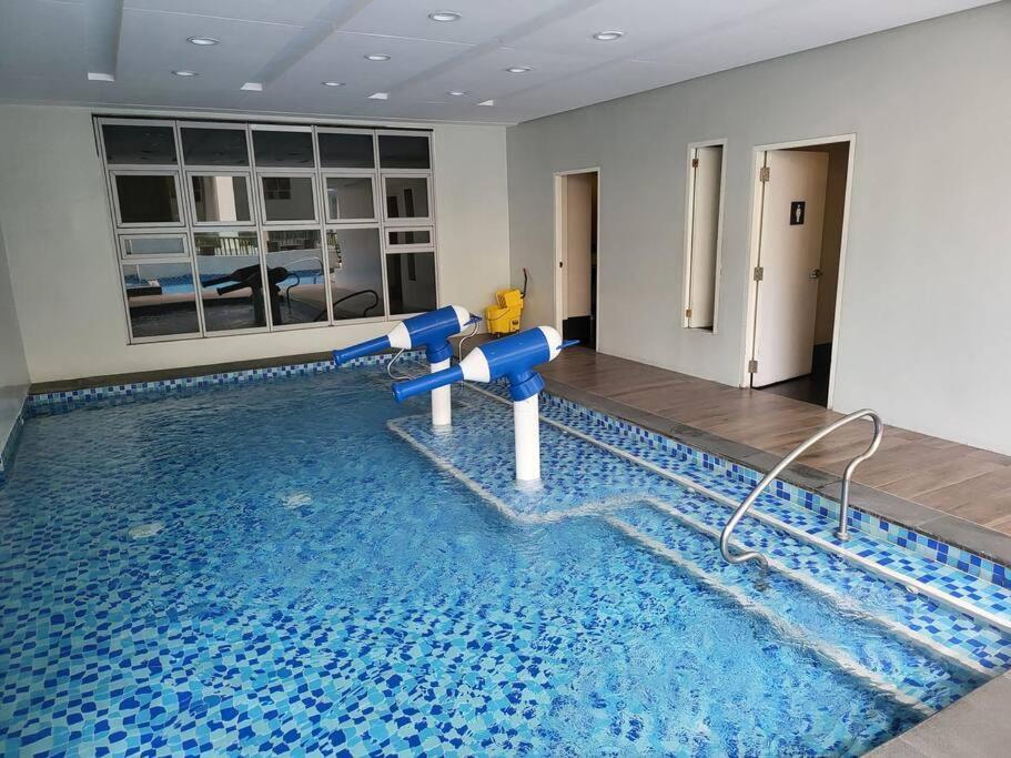 Luxury @ Bgc Sleeps 6 Comfortably Fast Wifi Pool! Lägenhet Manila Exteriör bild