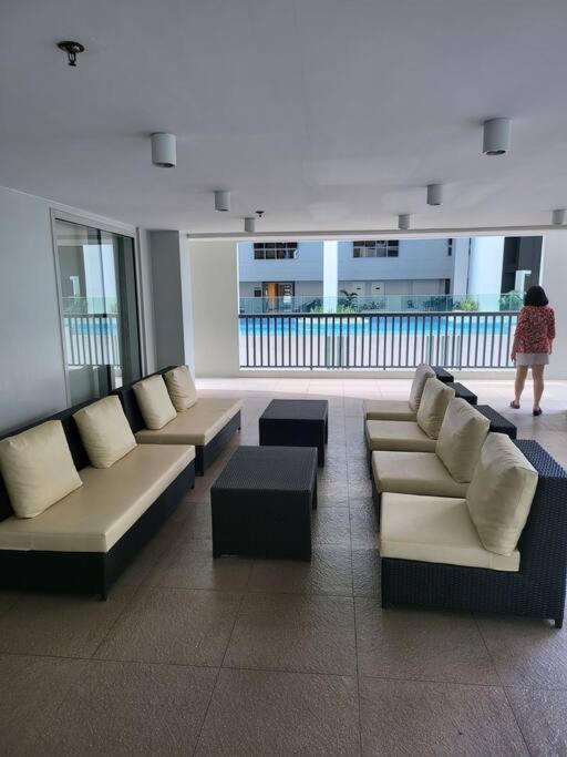Luxury @ Bgc Sleeps 6 Comfortably Fast Wifi Pool! Lägenhet Manila Exteriör bild