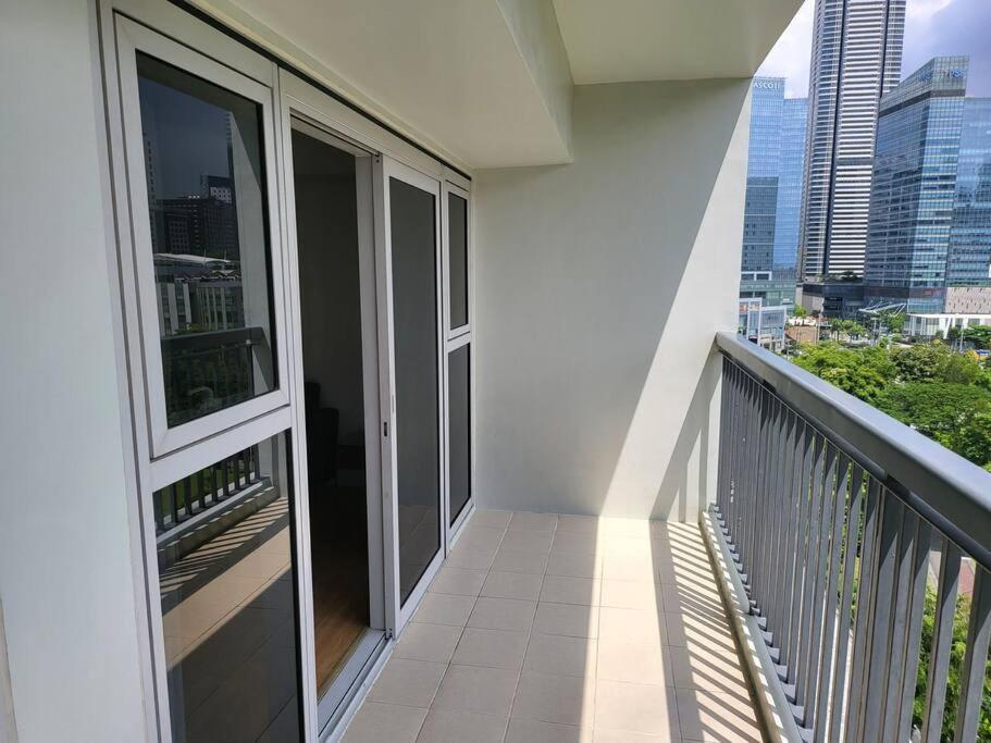 Luxury @ Bgc Sleeps 6 Comfortably Fast Wifi Pool! Lägenhet Manila Exteriör bild