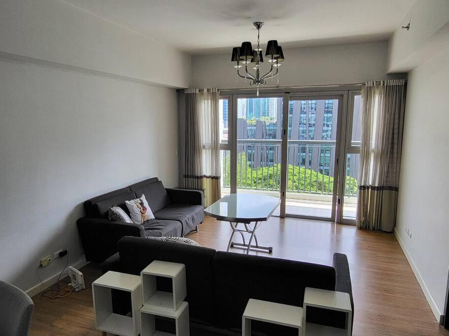 Luxury @ Bgc Sleeps 6 Comfortably Fast Wifi Pool! Lägenhet Manila Exteriör bild