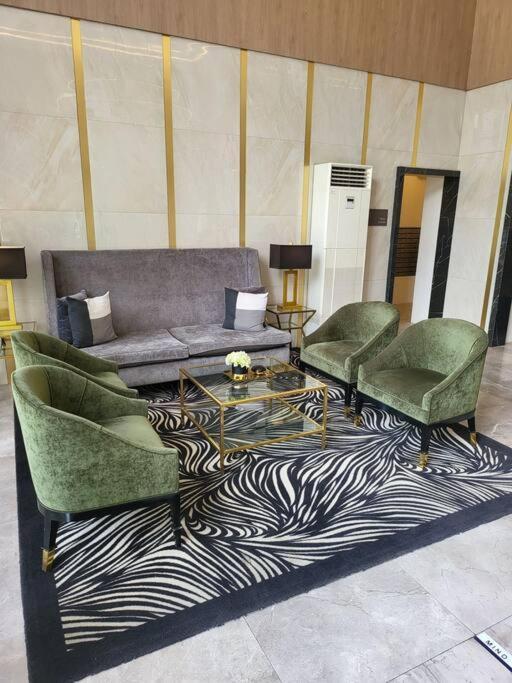 Luxury @ Bgc Sleeps 6 Comfortably Fast Wifi Pool! Lägenhet Manila Exteriör bild