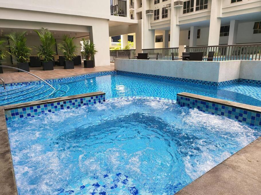Luxury @ Bgc Sleeps 6 Comfortably Fast Wifi Pool! Lägenhet Manila Exteriör bild