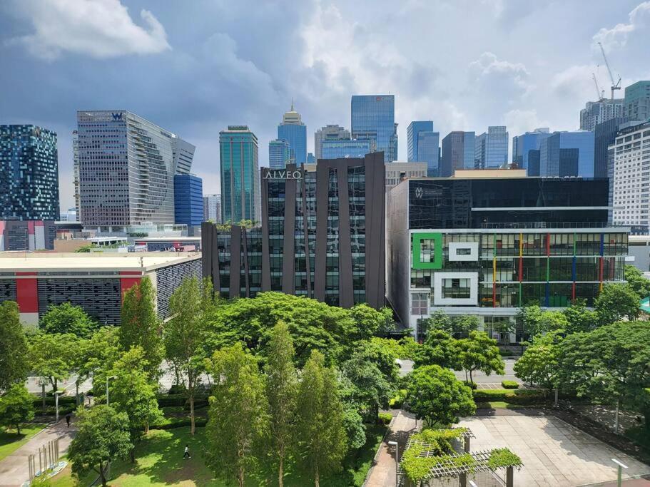 Luxury @ Bgc Sleeps 6 Comfortably Fast Wifi Pool! Lägenhet Manila Exteriör bild