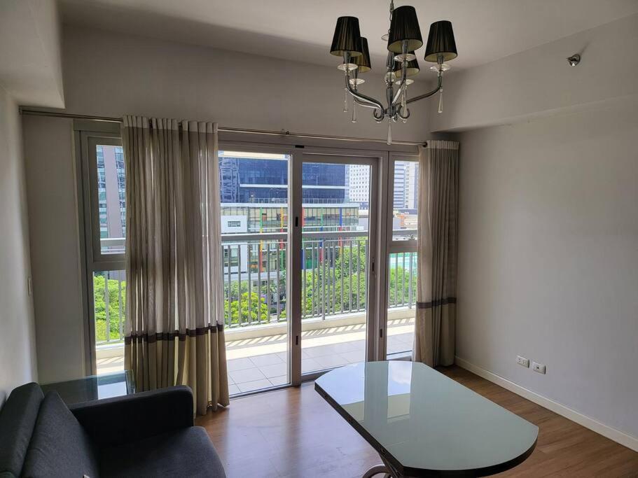 Luxury @ Bgc Sleeps 6 Comfortably Fast Wifi Pool! Lägenhet Manila Exteriör bild
