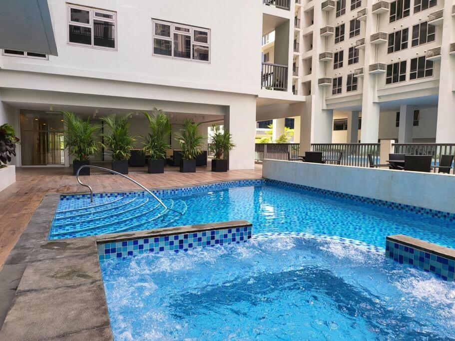 Luxury @ Bgc Sleeps 6 Comfortably Fast Wifi Pool! Lägenhet Manila Exteriör bild