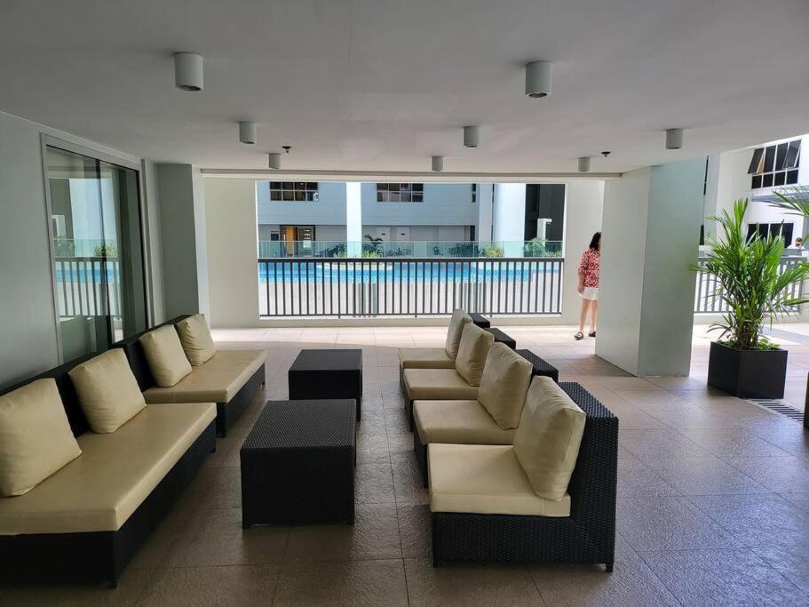 Luxury @ Bgc Sleeps 6 Comfortably Fast Wifi Pool! Lägenhet Manila Exteriör bild