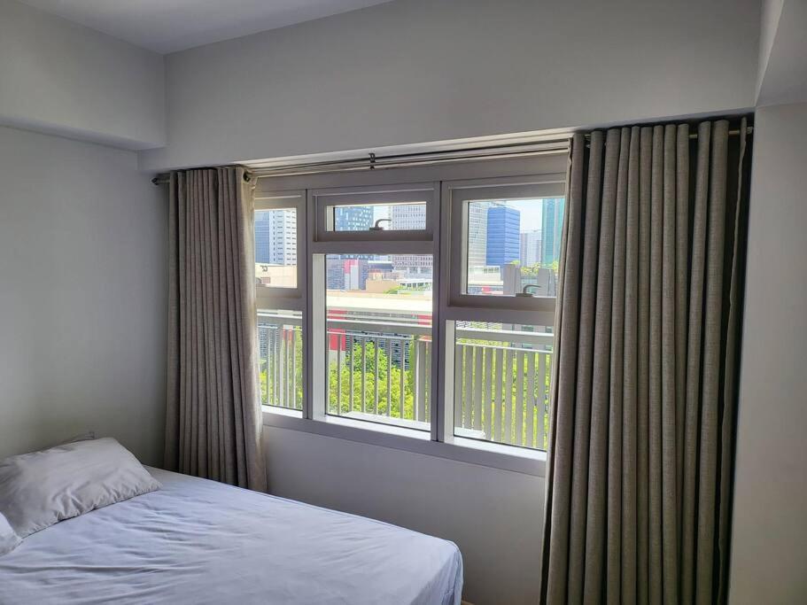 Luxury @ Bgc Sleeps 6 Comfortably Fast Wifi Pool! Lägenhet Manila Exteriör bild