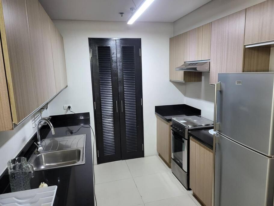 Luxury @ Bgc Sleeps 6 Comfortably Fast Wifi Pool! Lägenhet Manila Exteriör bild