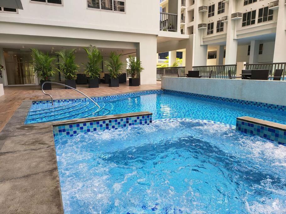 Luxury @ Bgc Sleeps 6 Comfortably Fast Wifi Pool! Lägenhet Manila Exteriör bild