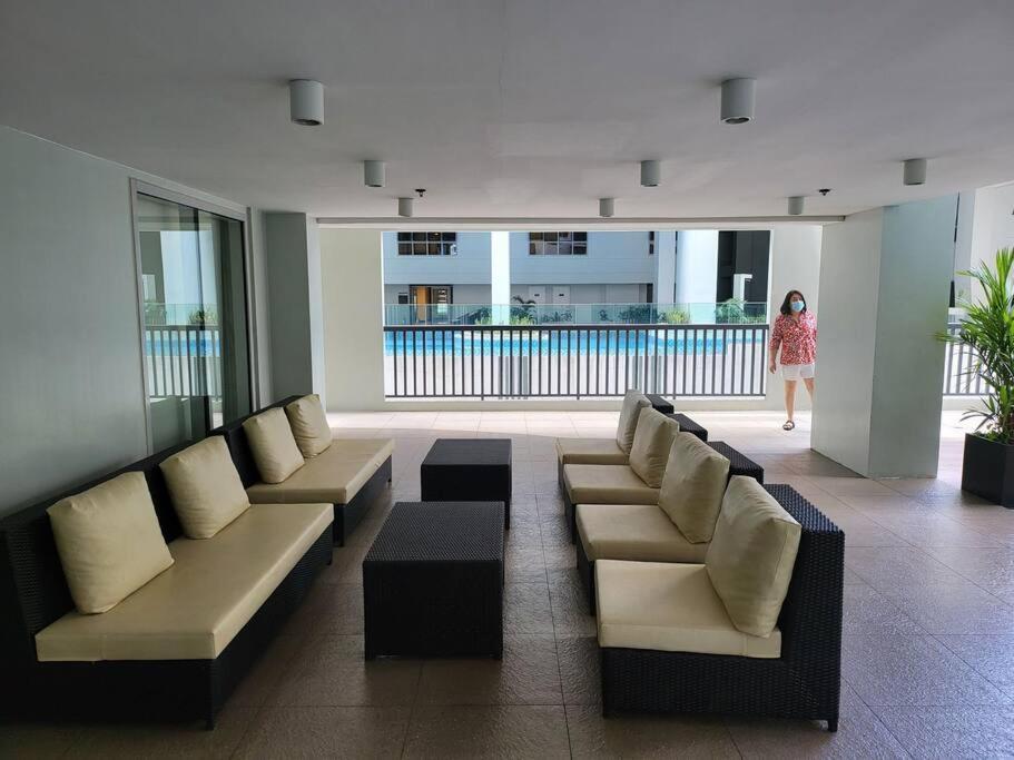 Luxury @ Bgc Sleeps 6 Comfortably Fast Wifi Pool! Lägenhet Manila Exteriör bild