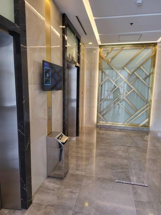 Luxury @ Bgc Sleeps 6 Comfortably Fast Wifi Pool! Lägenhet Manila Exteriör bild